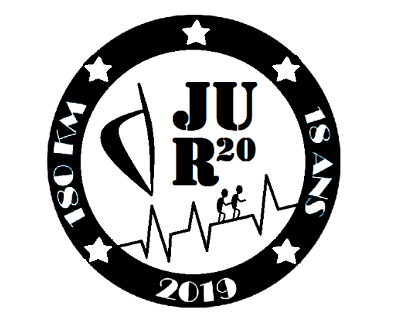 Logo du défi représentant Un cercle noir avec les inscriptions 180 km/18 ans/2019 et 5 étoiles. À l'intérieur, une Corse est représentée ainsi que 2 petits personnages se tenant et qui gravissent les montagne. JU R20 y est inscrit. 